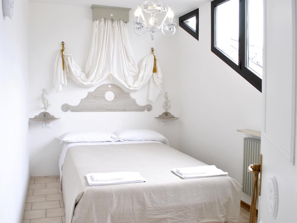 Appartamenti Le Mongolfiere Malè Habitación foto