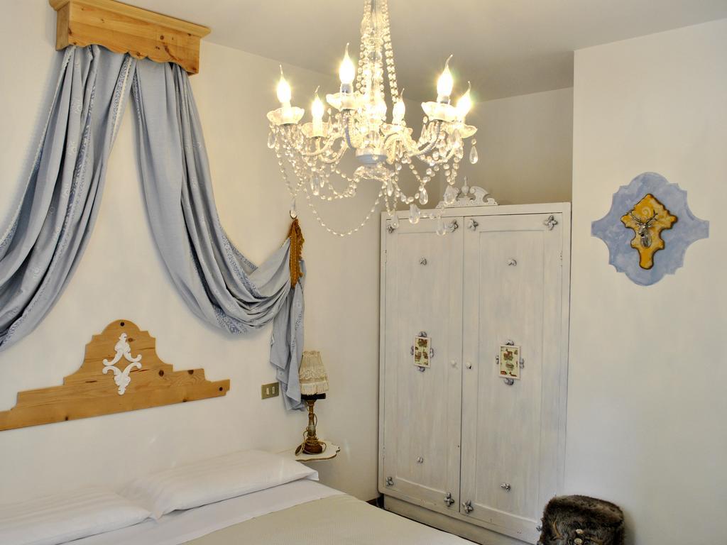 Appartamenti Le Mongolfiere Malè Habitación foto