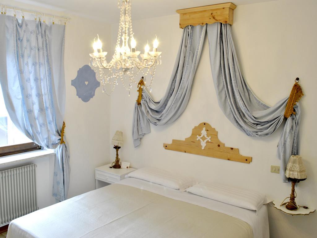 Appartamenti Le Mongolfiere Malè Habitación foto