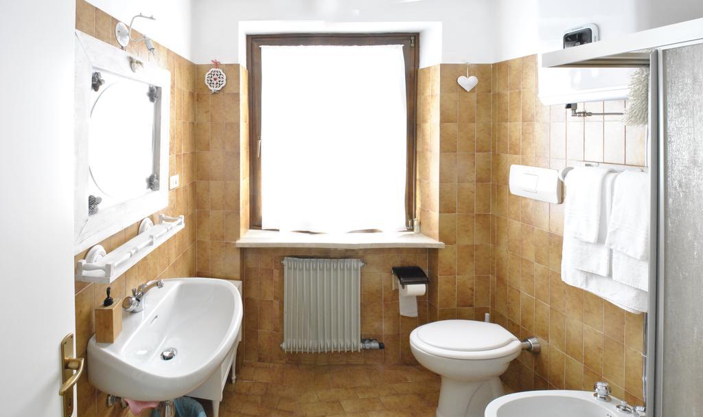 Appartamenti Le Mongolfiere Malè Habitación foto